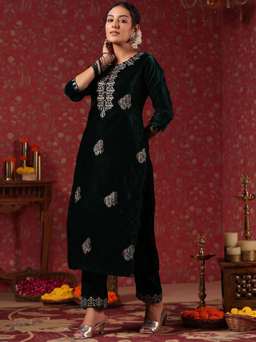 Rich Green Velvet Zari Embroidered Kurta Set with Ethnic Motifs and Straight Bottom