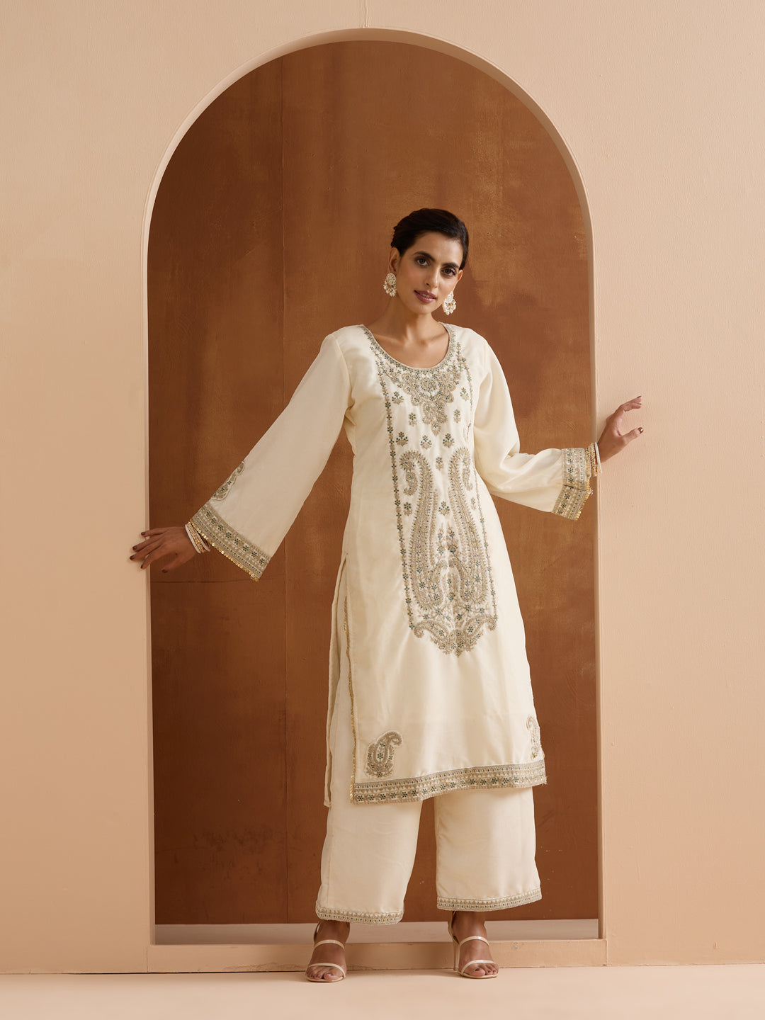 ISHIN Women off white Velvet 2pcs kurta set