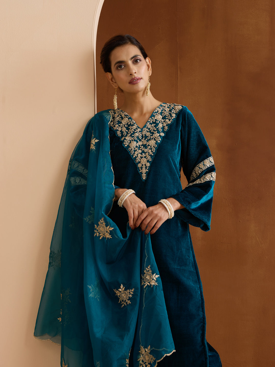 Teal Velvet Embroidered Straight Kurta Set With Straight Bottom And Scalloped Dupatta