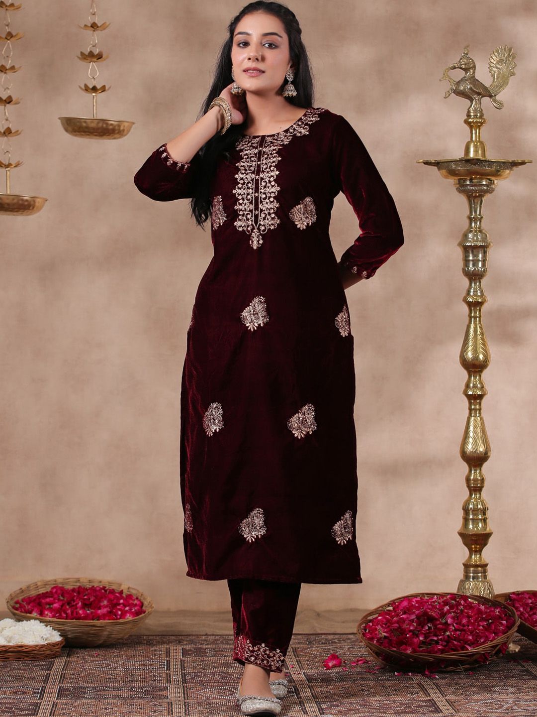 Ishin Women'S Ethnic Velvet Maroon Straight Kurta Set W/O Dupatta