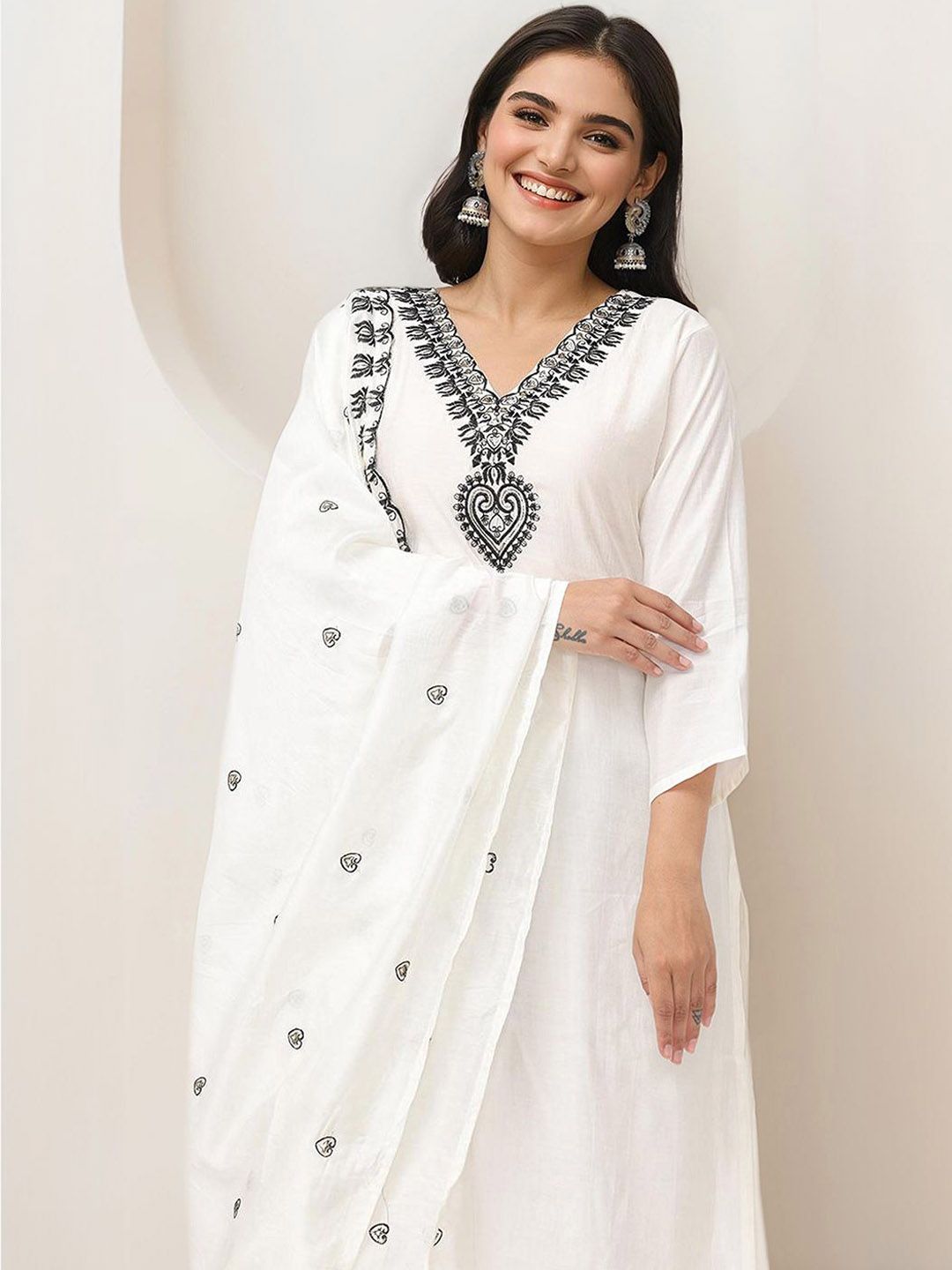 Rich White Silk Blend Floral Embroidered Kurta Set with Straight Bottom and Scalloped Embroidered Dupatta