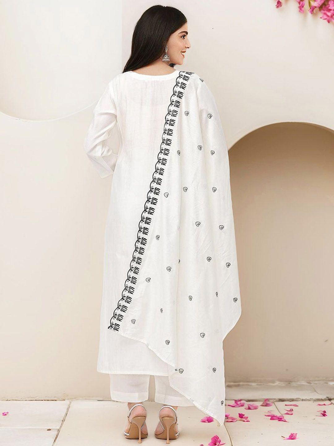 Rich White Silk Blend Floral Embroidered Kurta Set with Straight Bottom and Scalloped Embroidered Dupatta