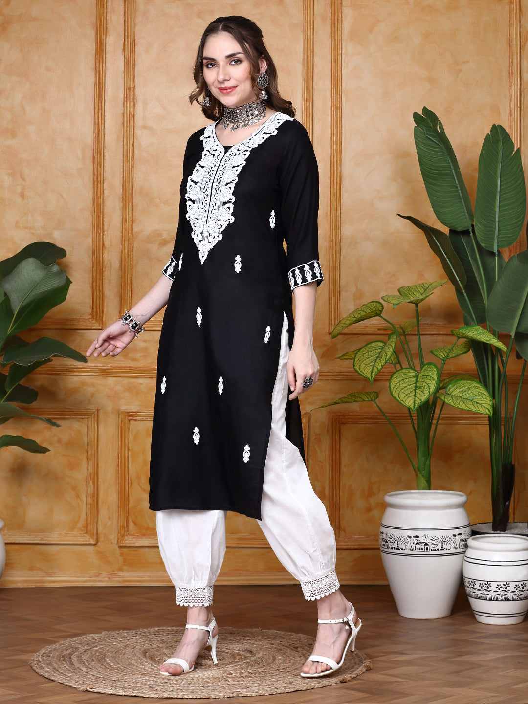 Ishin Women's Ethnic Yoke Embroidered  Threadwork Straight Kurta