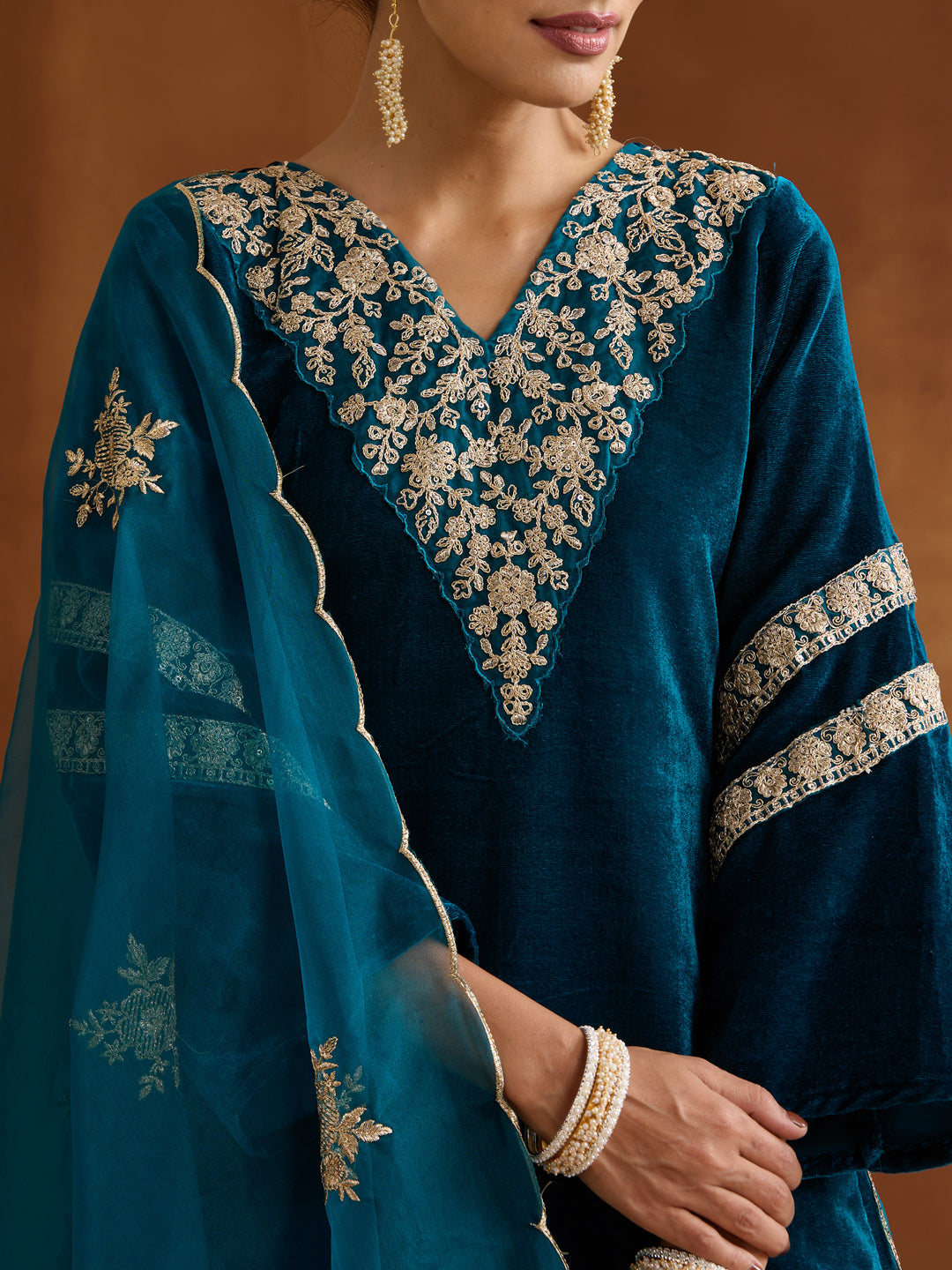 Teal Velvet Embroidered Straight Kurta Set With Straight Bottom And Scalloped Dupatta