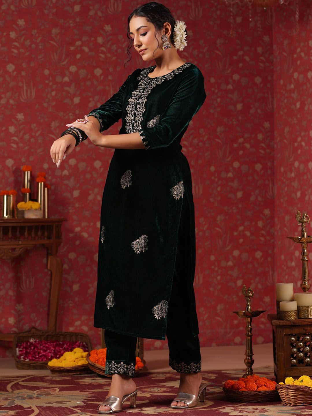 Rich Green Velvet Zari Embroidered Kurta Set with Ethnic Motifs and Straight Bottom