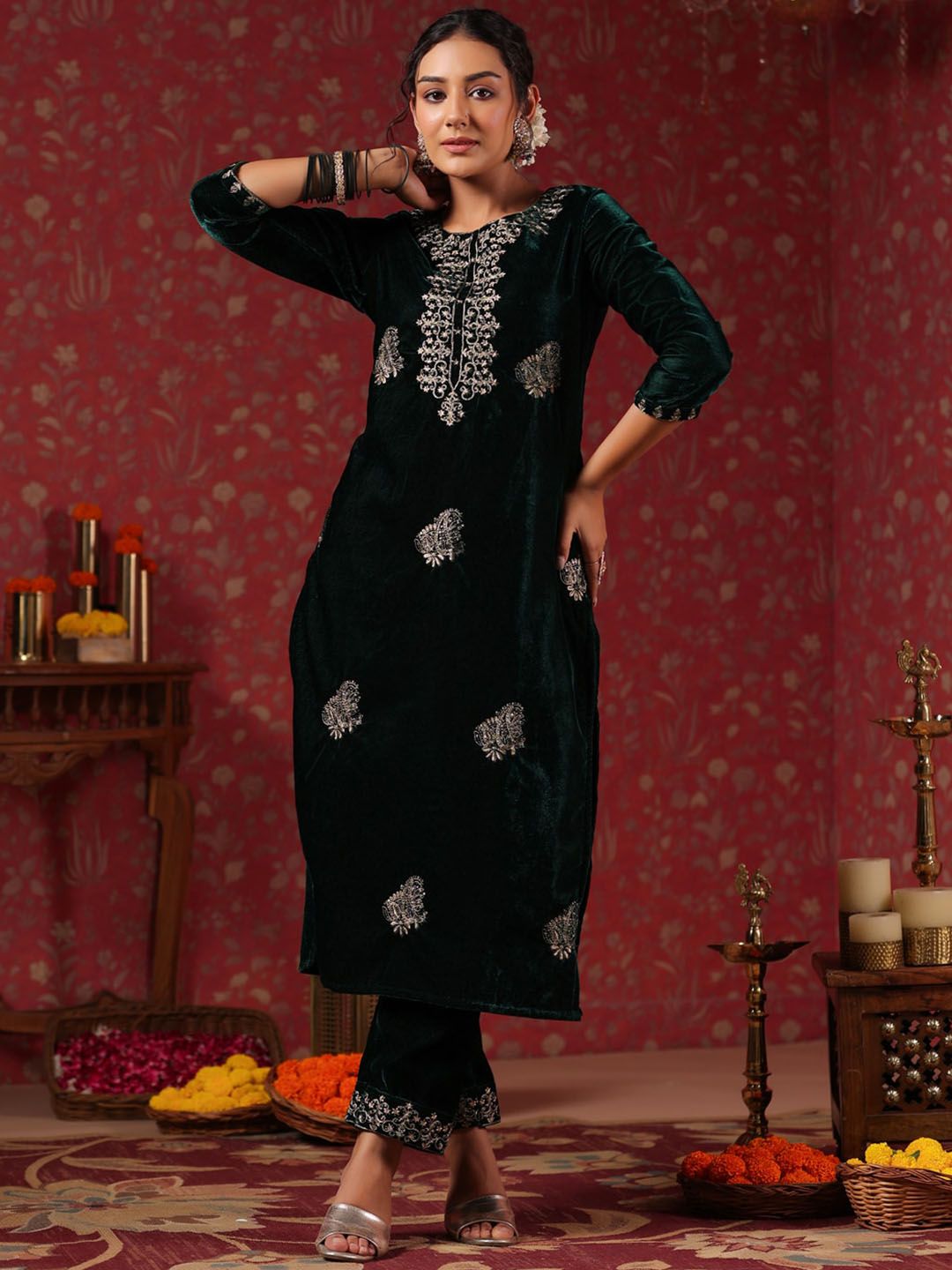 Rich Green Velvet Zari Embroidered Kurta Set with Ethnic Motifs and Straight Bottom